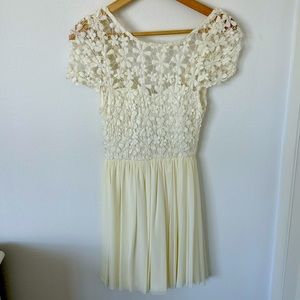 Open Lace Cap Sleeved V-Back